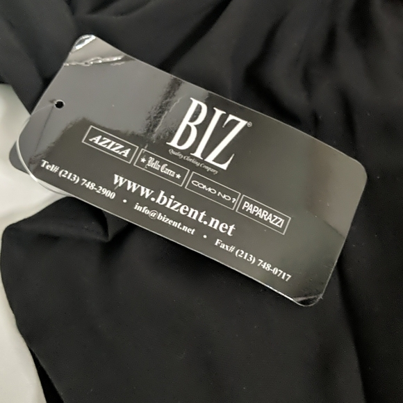 NWT ~ PAPARAZZI BY BIZ Off-the-shoulder Lace Top - Picture 6 of 10